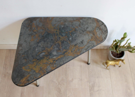 Houten vintage bijzettafel. Retro tafeltje met zwart/goud blad.