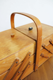 Houten vintage naaikistje. Retro knutsel kist / craft organizer