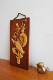 Houten vintage reliëf met vogel. Retro wanddecoratie / parelhoen