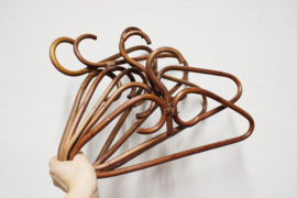 5 rotan vintage kledinghangers. Set retro kleerhangers / bamboe kapstok