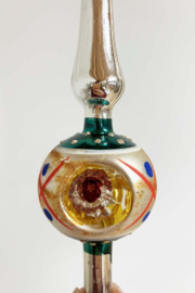 Gekleurde glazen vintage piek met reflecor deuken.  Retro kerstversiering