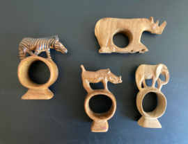 Set van 4 handgesneden servetringen met dieren. Houten vintage servethouders.