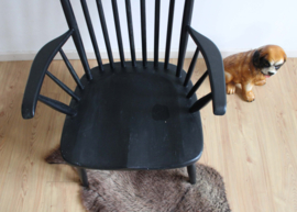 Zwarte vintage spijlenstoel - Pastoe? Houten retro design stoel.