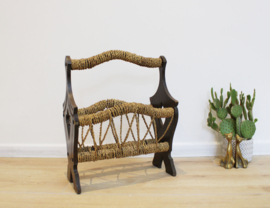 Houten vintage krantenbak met touw. Boho style lectuurbak / magazine holder