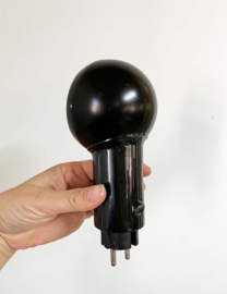 Zwart vintage stekkerlampje. Retro design lamp / stopcontact spotje