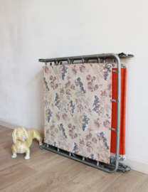 Vintage stretcher met bloemen. Retro veldbed / opklap bed