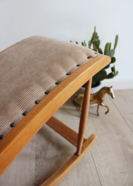 Vintage voetenbankje met beige rib bekleding. Houten retro schommelbankje