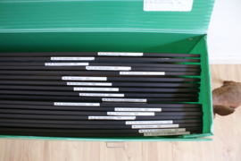 Groene vintage koffer met 18 geschiedenis schoolplaten. Retro lesmateriaal, met boekjes over de Nederlandse geschiedenis