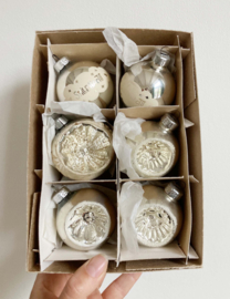 Set van 6 glazen vintage kerstballen. Antieke zilveren deukballen en 'Stille Nacht' ballen