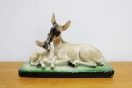 Gipsen Art Deco beeld van een hert met kalf. Vintage Bambi / ree beeldje met jong