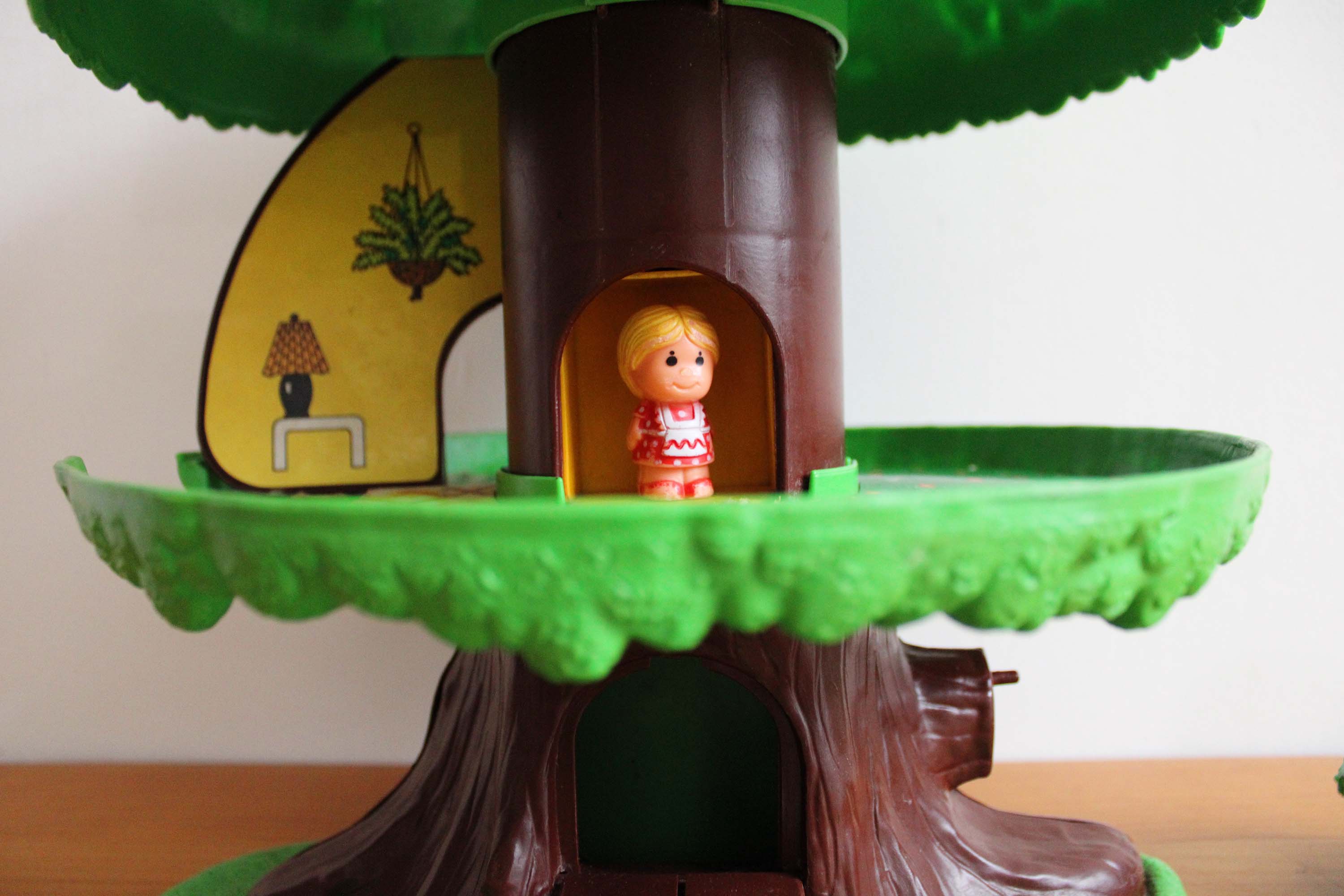 Vintage speelboom met Tree Tots family, incompleet. Retro TreeHouse met poppetjes