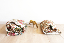 Set lange vintage overgordijnen. Twee retro gordijnen met bloemen