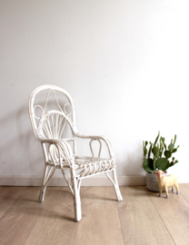 Witte mini fauteuil van rotan. Rieten boho vintage stoeltje voor kids.