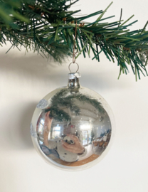Zilveren deukbal met glitters. Glazen retro kerstbal.
