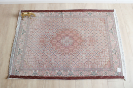 Handgemaakt Oosters tapijt met bloemen.  Authentiek vintage kleed in o.a. roze