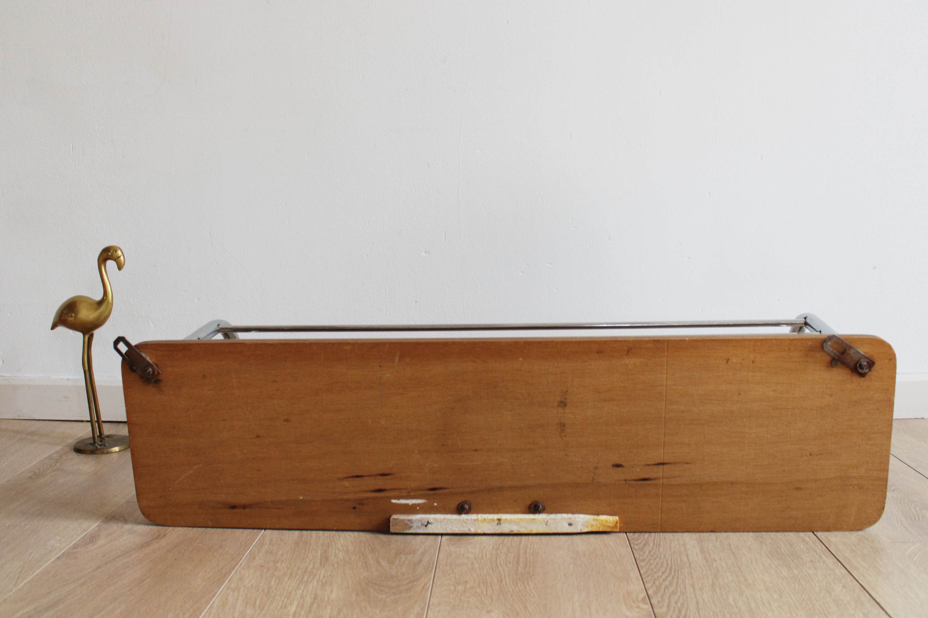 Vintage wandkapstok van hout en metaal. Retro Art Deco stijl kapstok