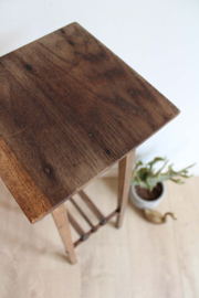 Hoog houten vintage tafeltje met dubbele verdieping. Boho plantentafel.