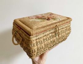 Rieten vintage mandje met bloemetjes. Boho rotan mand / naaikist