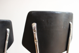 Set vintage keukenstoelen met zwart skai leer. Retro stoeltjes