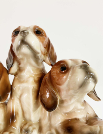 Keramieken vintage honden beeldje. Retro sculptuur met 3 cockerspaniël  puppy's