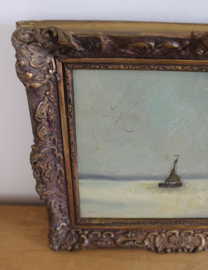 Sfeervolle schilderij van een bootje op zee. Origineel schilderijtje in vintage lijst