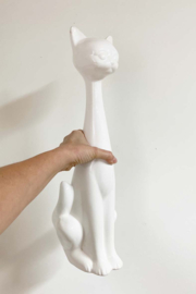 Groot wit keramieken beeld van een poes. Slanke vintage katten beeld / longneck