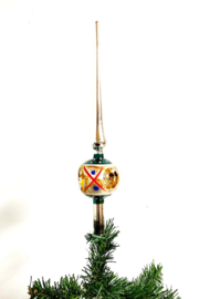 Gekleurde glazen vintage piek met reflecor deuken.  Retro kerstversiering