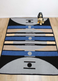 Blauw grijze retro deken van dralon. Vintage sprei / plaid met grafisch patroon