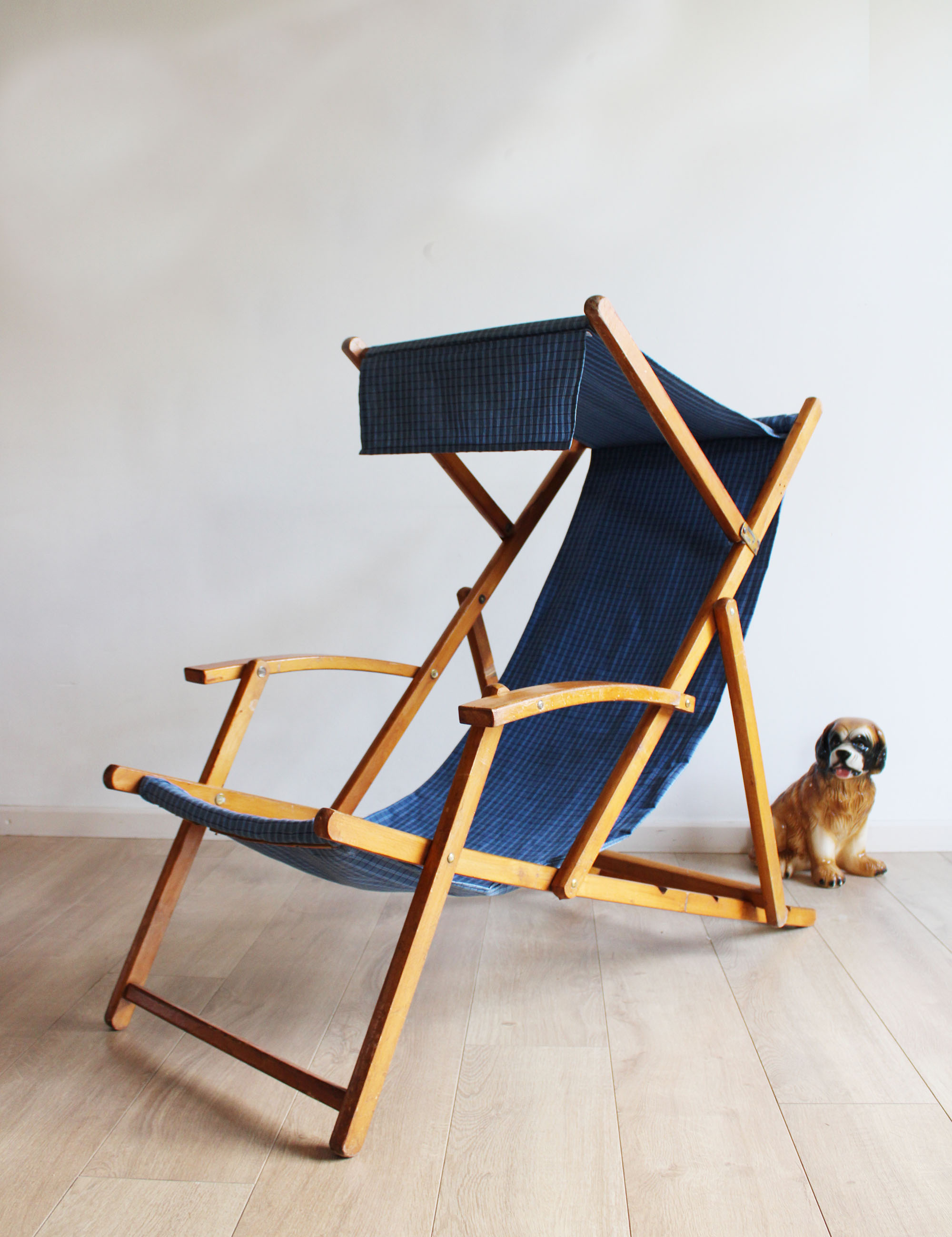 Houten vintage strandstoel met blauwe bekleding. Retro tuinstoel