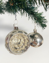 Set zilveren vintage kerstballen. Glazen kerstversiering, deukbal en sterretjes