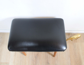 Vintage voetenbankje met zwart skai leer. Houten retro kruk/luiwammes