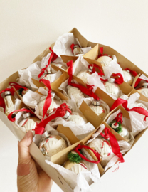 Set van 20 glazen vintage kerstballen. Antieke zilveren kerstversiering, o.a. deukballen