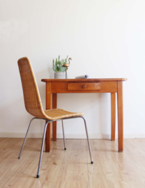 Houten vintage tafel met bijzonder blad. Retro eet/keukentafel met lade