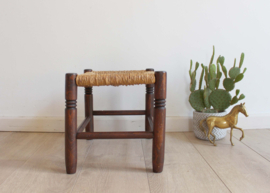 Houten vintage krukje met biezing zitting. Retro / boho bankje