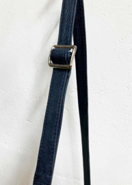 Blauwe leren schoudertas met een omslagflap. Italiaanse lederen crossbody tas