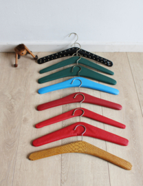 8 vintage kledinghangers met skai leer. Set retro kleerhangers / kapstokjes