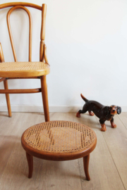 Houten vintage stoeltje met voetenbank, Thonet stijl. Retro cafe stoel, nr 56