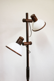 Houten vintage vloerlamp met witte kappen. Retro design lamp - Steinhauer