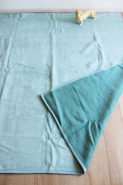 Grote blauw / groenige retro deken van dralon. Tweepersoons vegan sprei/ vintage plaid.