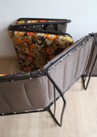 Set vintage stretchers met bloemen. Retro veldbed / opklapbed / logeerbed