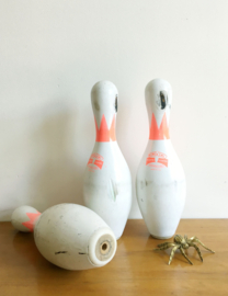 3 wit/fluor roze vintage bowling pins. Originele retro kegels - Brunswick