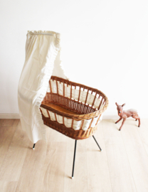 Prachtige rotan vintage wieg. Rieten boho bedje met hemeltje