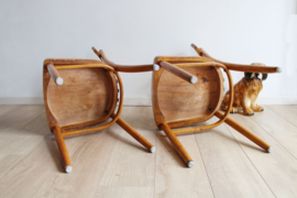 Set houten vintage cafe stoelen. Twee retro stoeltjes