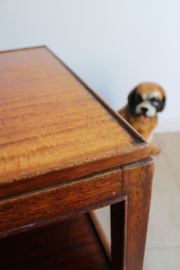 Houten vintage salontafel met dubbel blad. Retro tafel op wieltjes