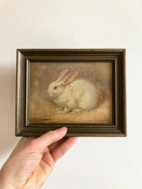 Piep klein portret van een konijn in houten lijst. Olieverf schilderijtje op doek