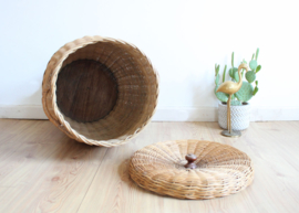 Vintage rotan mand van rotan. Retro rieten mand met deksel.