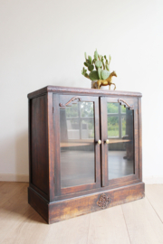 Antiek kastje met glazen deuren. Houten vintage pronkkast / theekastje