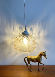 Klein vintage hanglampje van gebobbeld glas. Glazen retro lampje