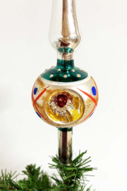 Gekleurde glazen vintage piek met reflecor deuken.  Retro kerstversiering