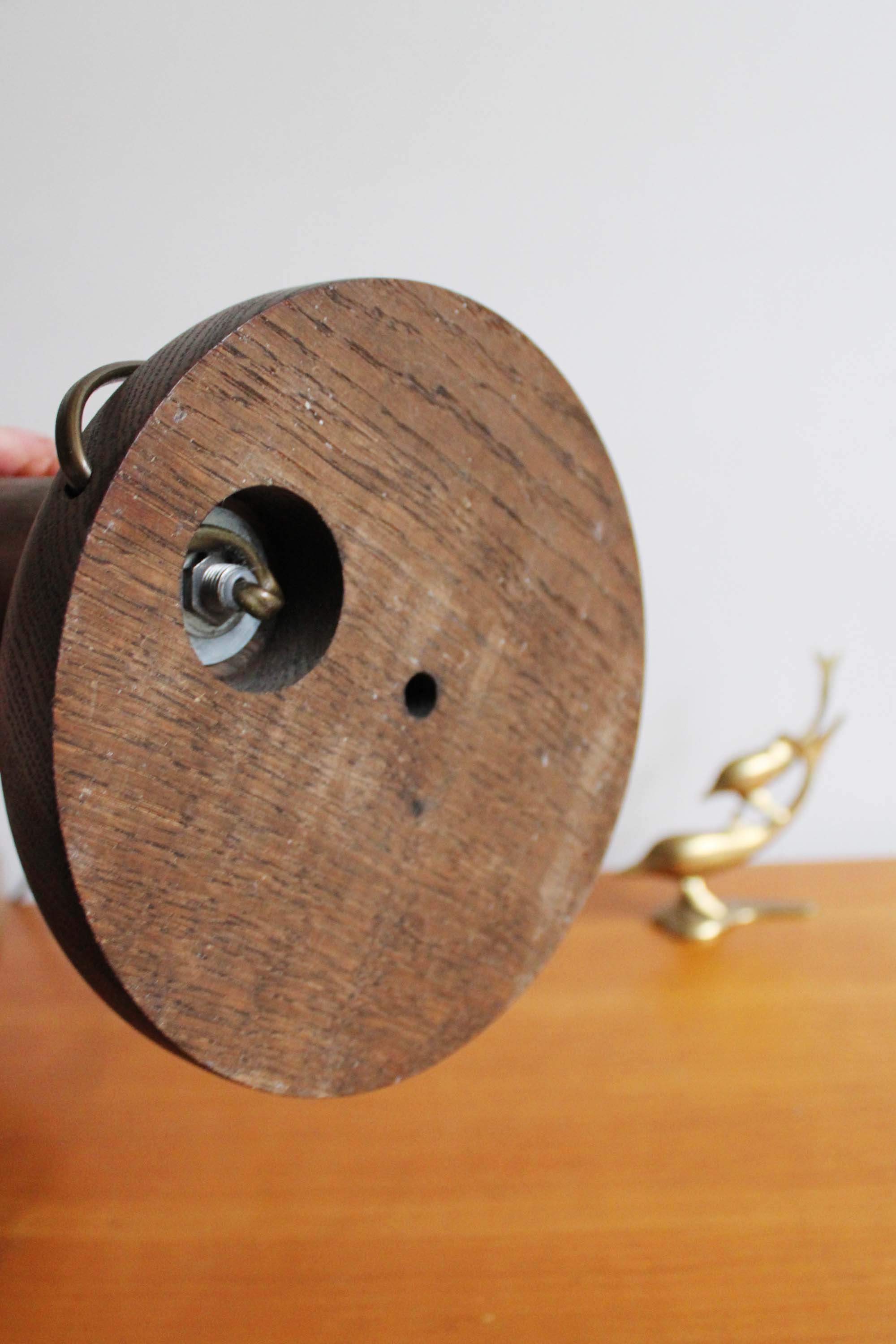 Houten vintage tafellamp met bruine kap. Retro design lamp - Steinhauer?